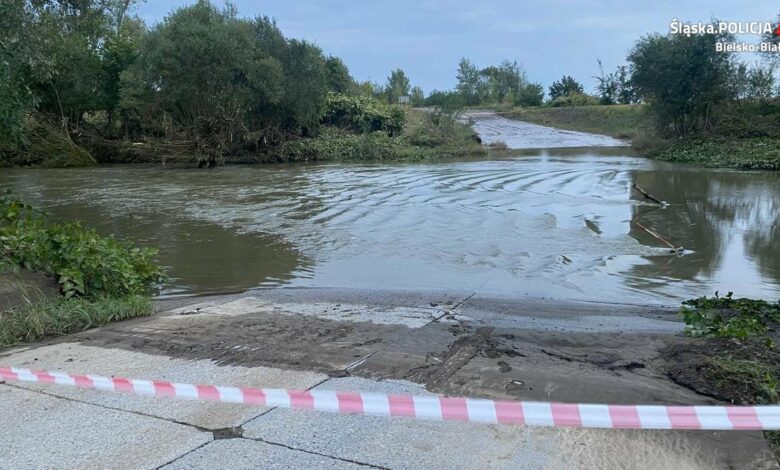 Śląskie: Nurt rzeki porwał auto/fot.Śląska Policja