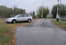 Zostawił auto na przejeździe kolejowym i uciekł. Wstrzymano ruch pociągów/fot.Policja Podkarpacka