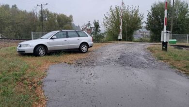 Zostawił auto na przejeździe kolejowym i uciekł. Wstrzymano ruch pociągów/fot.Policja Podkarpacka