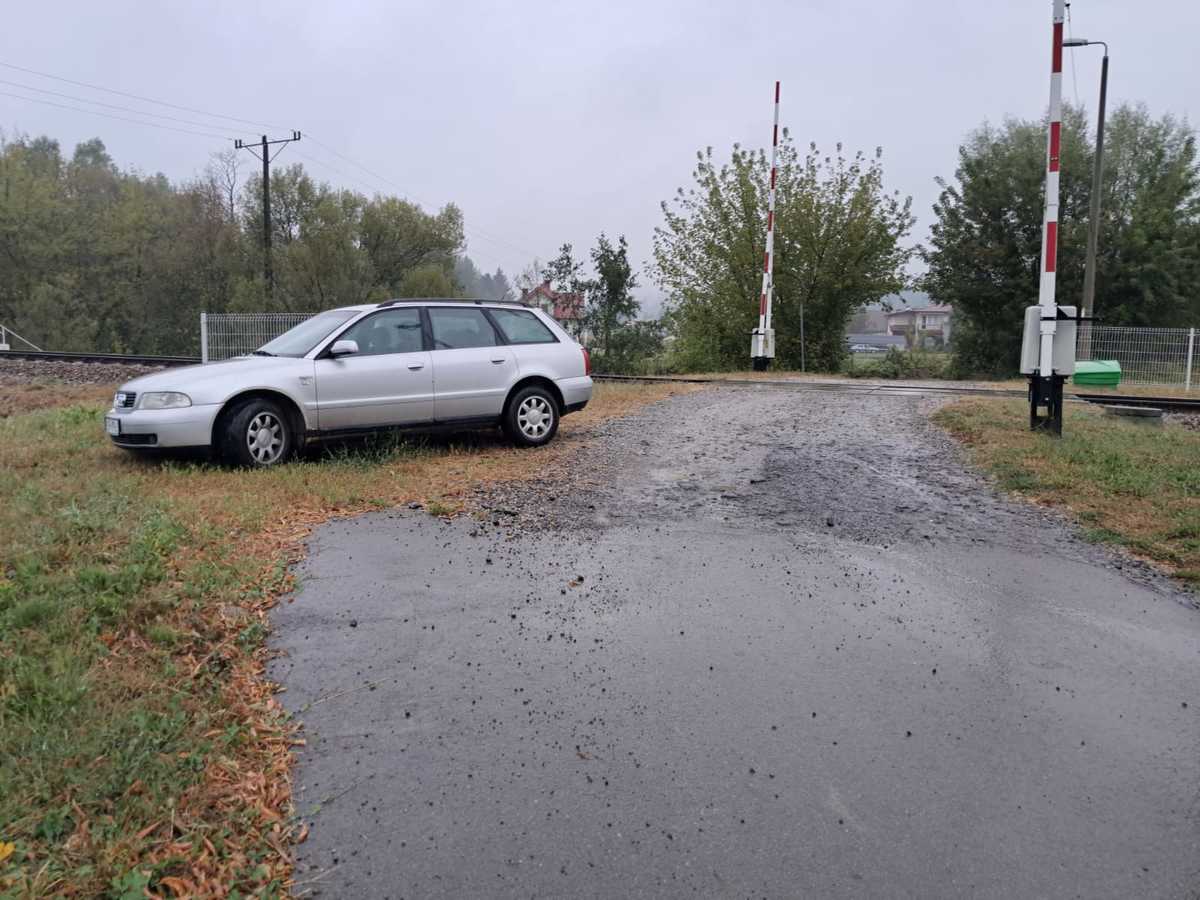 Zostawił auto na przejeździe kolejowym i uciekł. Wstrzymano ruch pociągów