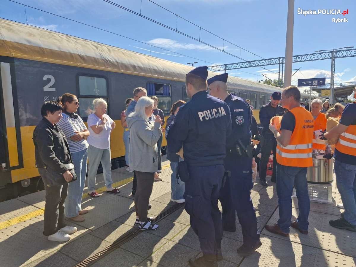 Kilkugodzinny, przymusowy postój na stacji kolejowej w Rybniku/fot.Śląska Policja