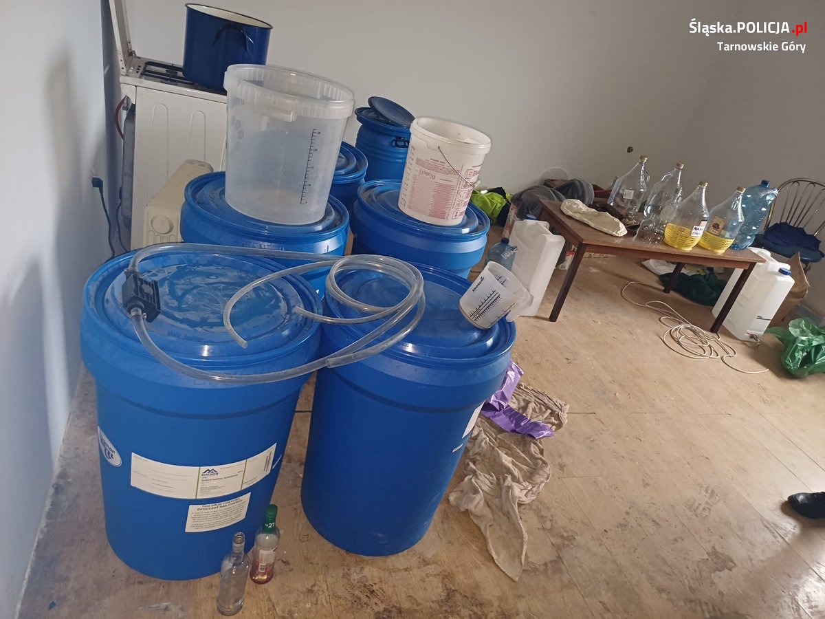 Kradł prąd, żeby produkować alkohol/fot.Śląska Policja