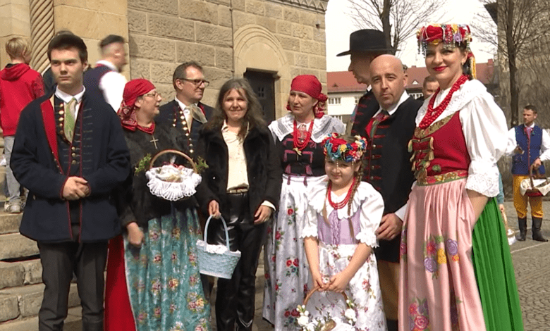 Regionalny strój śląski (na zdjęciu strój rozbarski)