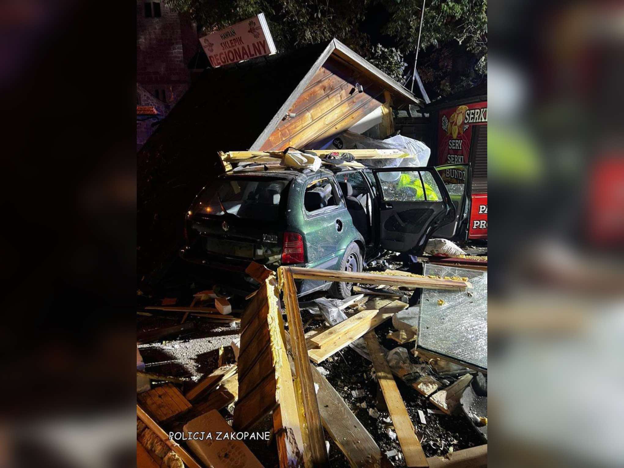 Pijani nastolatkowie z Ukrainy wjechali w stragany/fot.KPP Zakopane