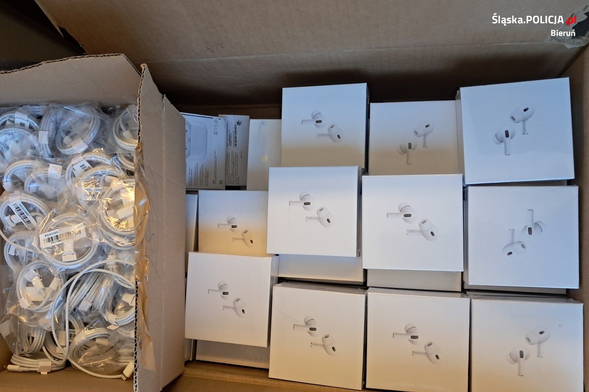 Podróby w sklepie w Bieruniu. Była ich cała masa/fot.Śląska Policja