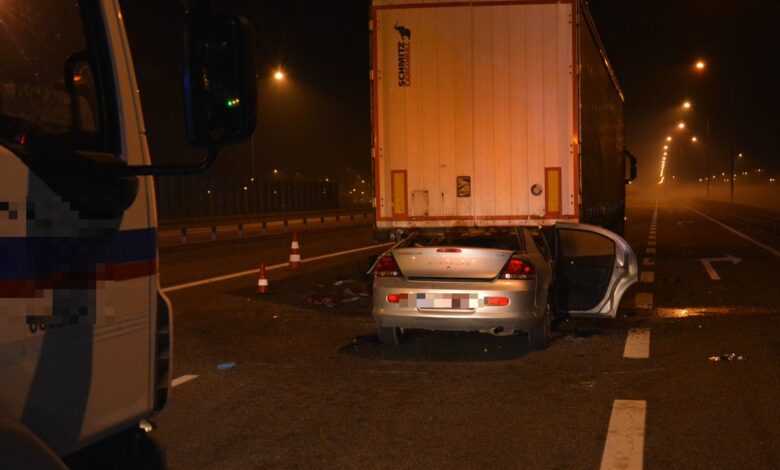 Osobówka wbiła się pod samochód ciężarowy. Tragedia na A4/fot.KMP Rzeszów