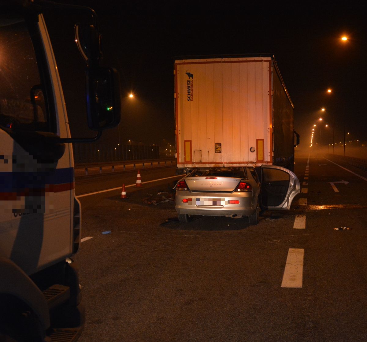 Osobówka wbiła się pod samochód ciężarowy. Tragedia na A4/fot.KMP Rzeszów