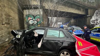 Śmiertelny wypadek w Jaworznie. Osobowa Skoda uderzyła w wiadukt. Kierowca zginął na miejscu (fot. KMP Jaworzno)