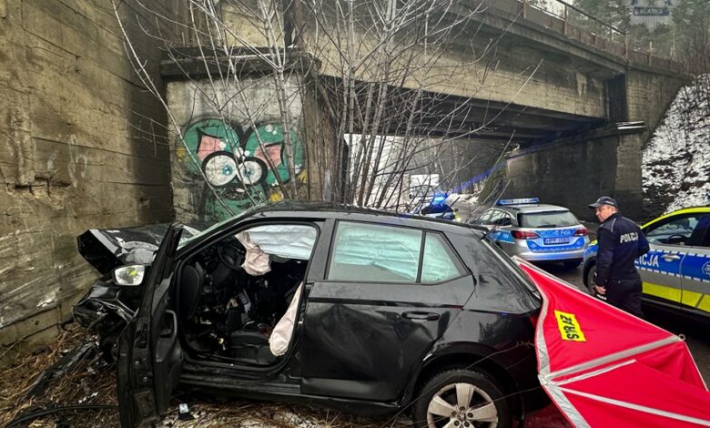 Śmiertelny wypadek w Jaworznie. Osobowa Skoda uderzyła w wiadukt. Kierowca zginął na miejscu (fot. KMP Jaworzno)