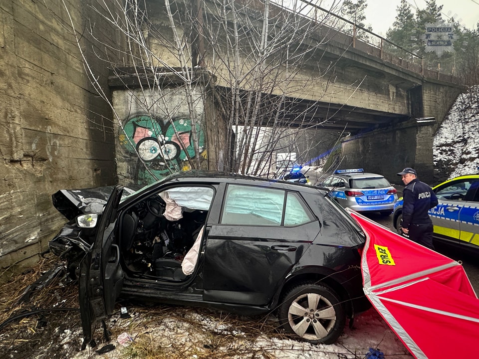 Śmiertelny wypadek w Jaworznie. Osobowa Skoda uderzyła w wiadukt. Kierowca zginął na miejscu (fot. KMP Jaworzno)