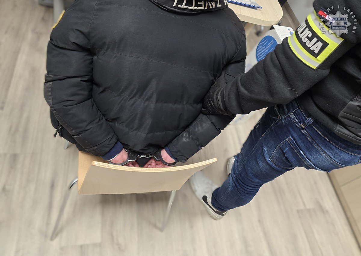 Oszustwo na policjanta zatrzymany mężczyzna siedzi na krześle.
