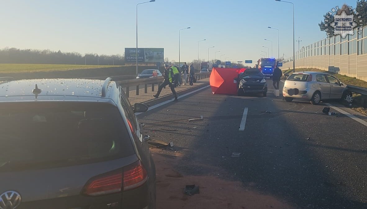 Wypadek na DK1 rozbite samochody na drodze