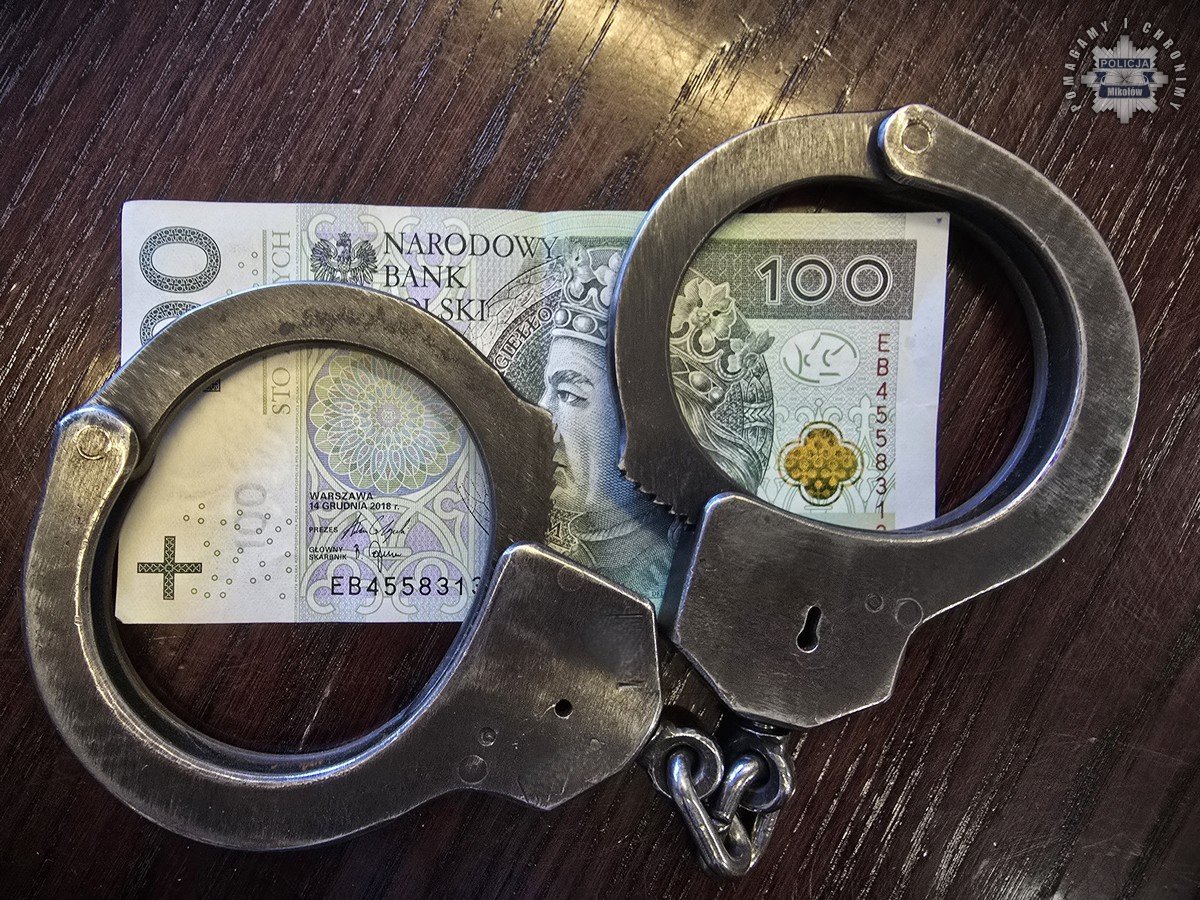 wręczyć łapówkę policjantom