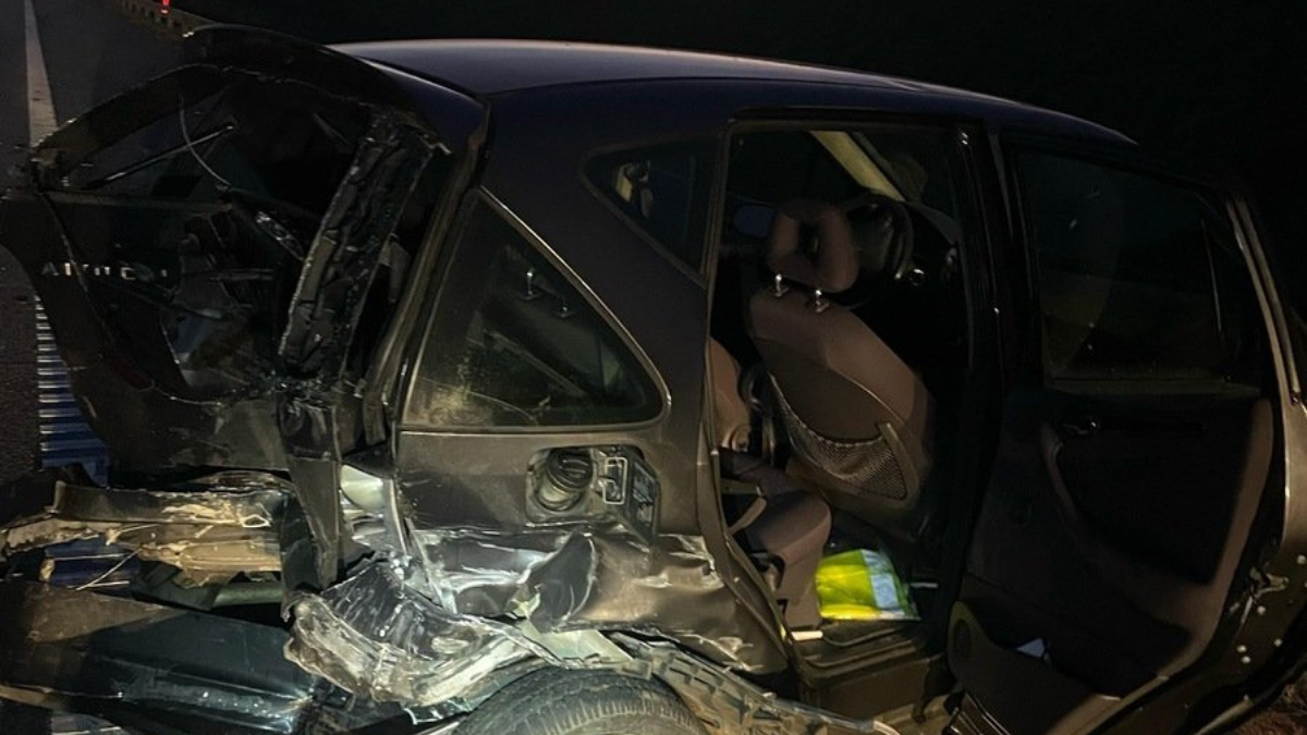 A1 kolizja zmiażdżony samochód po wypadku