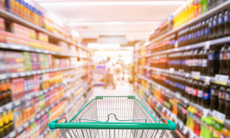 Jak są otwarte sklepy w Wielkanoc, koszyk pomiędzy półkami w supermarkecie