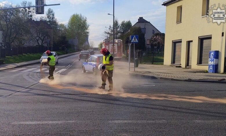 Motocyklistka przewróciła się na plamie oleju, strażacy na drodze zasypują plamę oleju