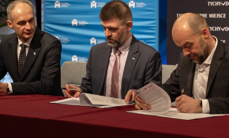 Umowa Autobusy elektryczne Tychy mężczyźni przy stole podpisuja dokumenty