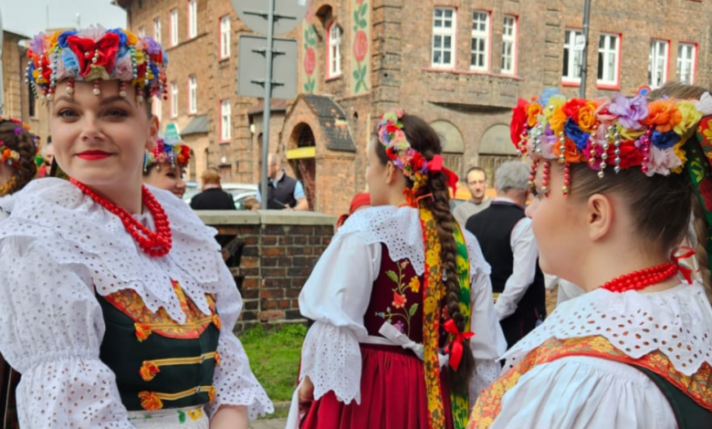 święcenie pokarmów Nikiszowiec 2025 kobiety w strojach ludowych