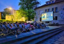 kino plenerowe Tychy 2025 ludzie oglądający film, wyświetlany na dużym ekranie