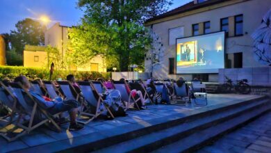 kino plenerowe Tychy 2025 ludzie oglądający film, wyświetlany na dużym ekranie