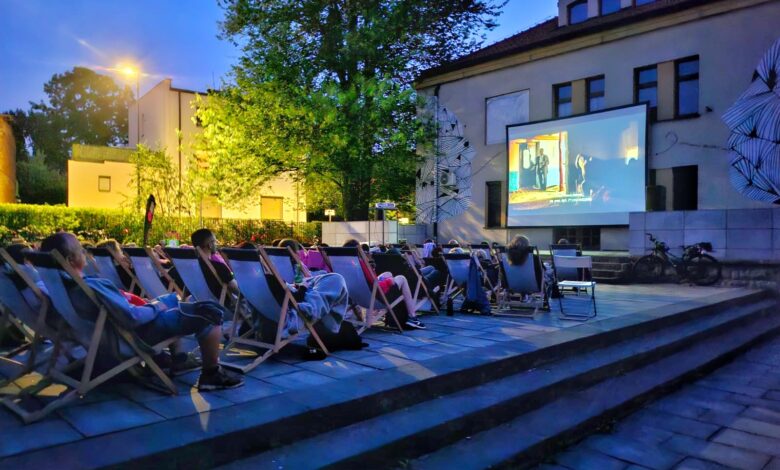 kino plenerowe Tychy 2025 ludzie oglądający film, wyświetlany na dużym ekranie