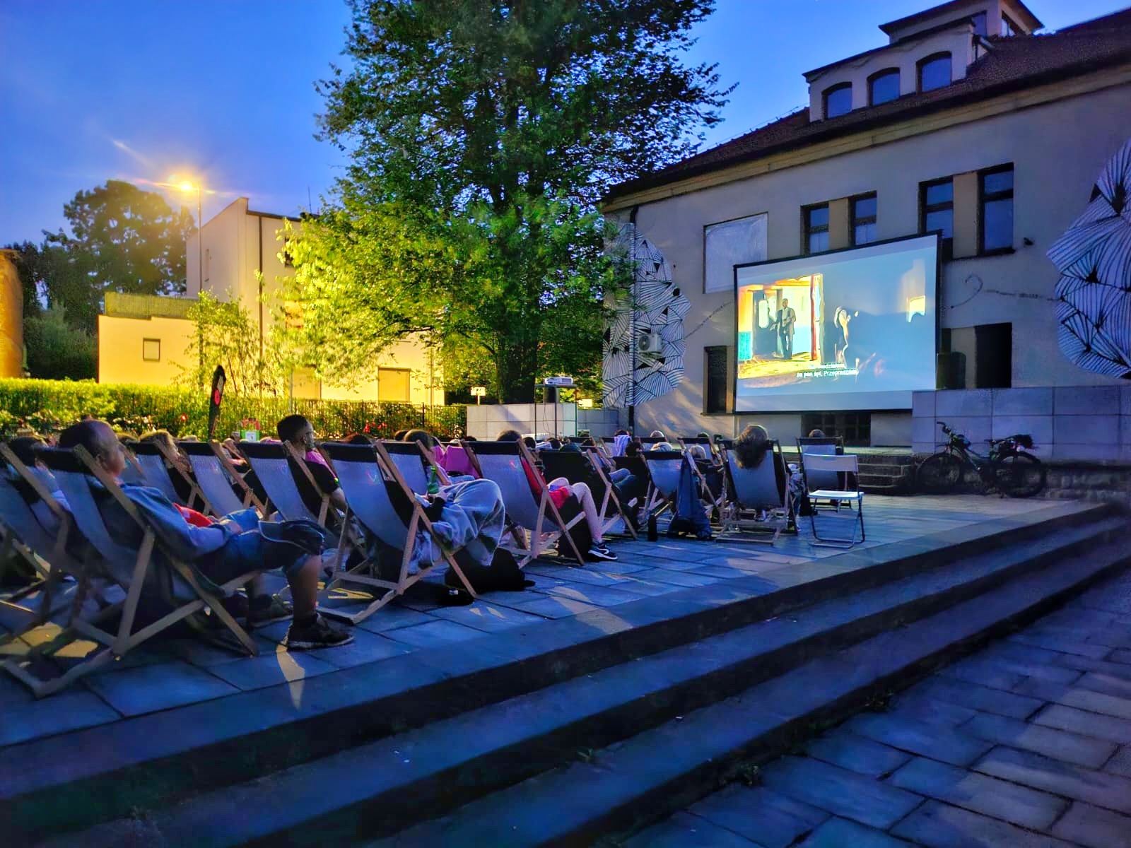 kino plenerowe Tychy 2025 ludzie oglądający film, wyświetlany na dużym ekranie