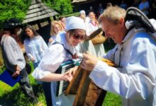 Dzień Rzemiosła i Rękodzieła w Chorzowie- dwie osoby w strojach ludowych grają na instrumentach