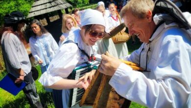 Dzień Rzemiosła i Rękodzieła w Chorzowie- dwie osoby w strojach ludowych grają na instrumentach