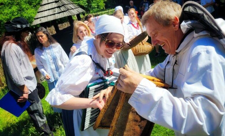 Dzień Rzemiosła i Rękodzieła w Chorzowie- dwie osoby w strojach ludowych grają na instrumentach