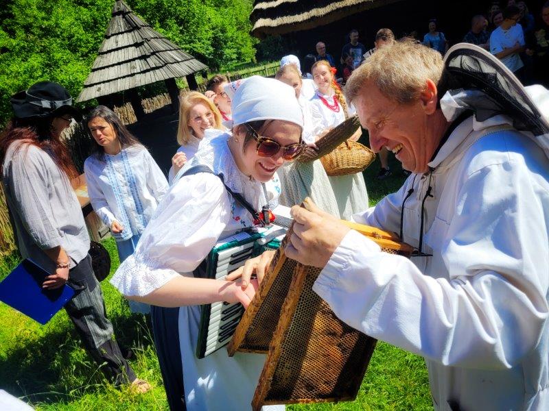 Dzień Rzemiosła i Rękodzieła w Chorzowie- dwie osoby w strojach ludowych grają na instrumentach