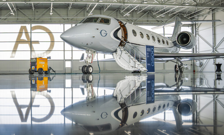 Katowice Airport hangar General Aviation- samolot w hangarze