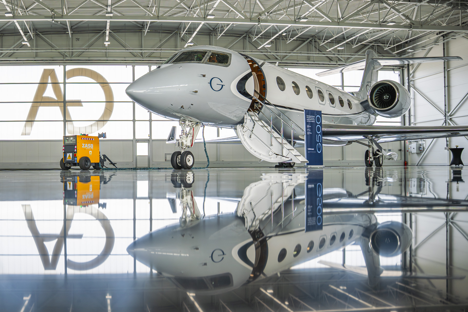 Katowice Airport hangar General Aviation- samolot w hangarze