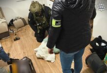 organizowana grupa przestępcza pseudokibice Ruchu Chorzów - policjanci nad zatrzymanym mężczyzną leżącym na podłodze