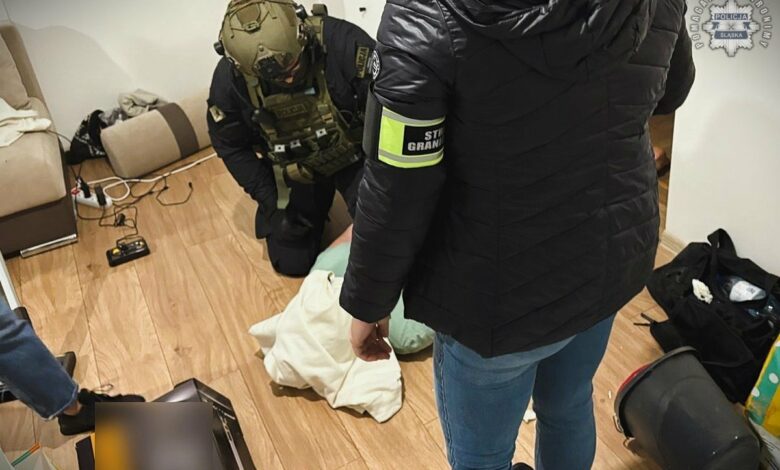 organizowana grupa przestępcza pseudokibice Ruchu Chorzów - policjanci nad zatrzymanym mężczyzną leżącym na podłodze