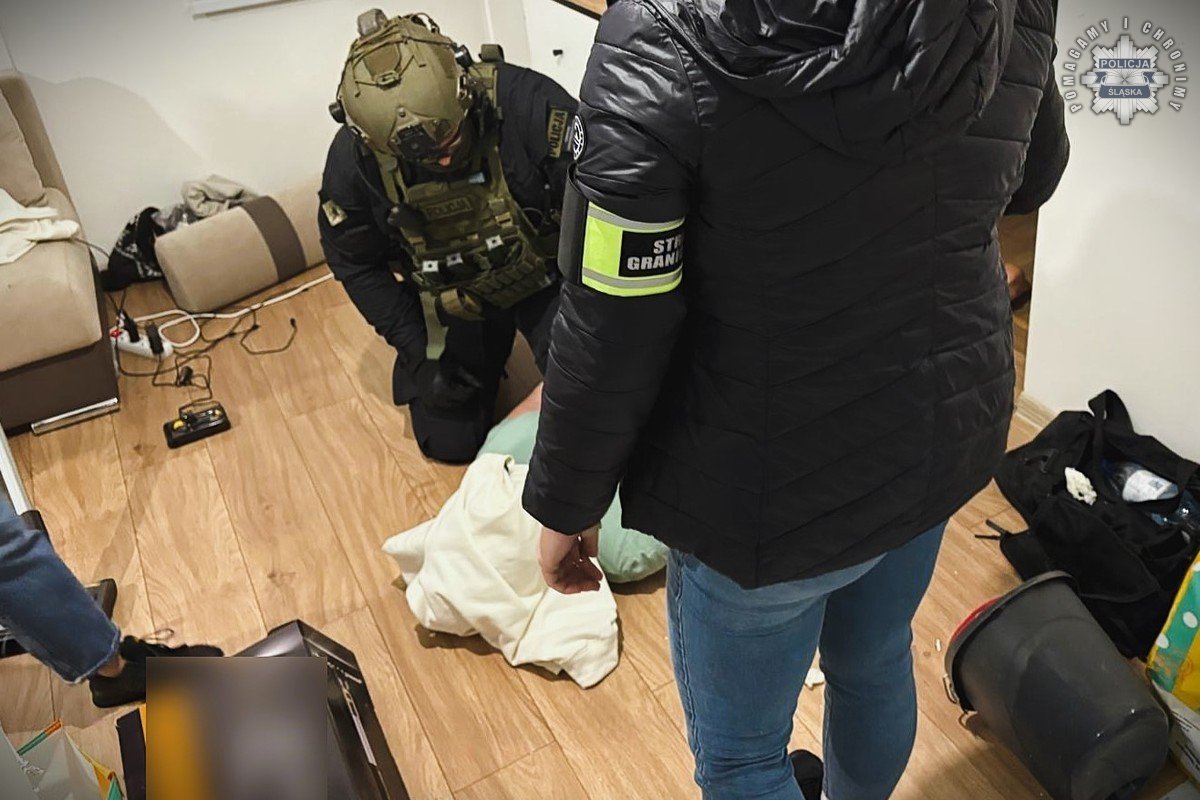 organizowana grupa przestępcza pseudokibice Ruchu Chorzów - policjanci nad zatrzymanym mężczyzną leżącym na podłodze