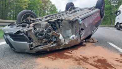 dachowanie na S1 samochód na dachu z urwaną cześcia zawieszenia