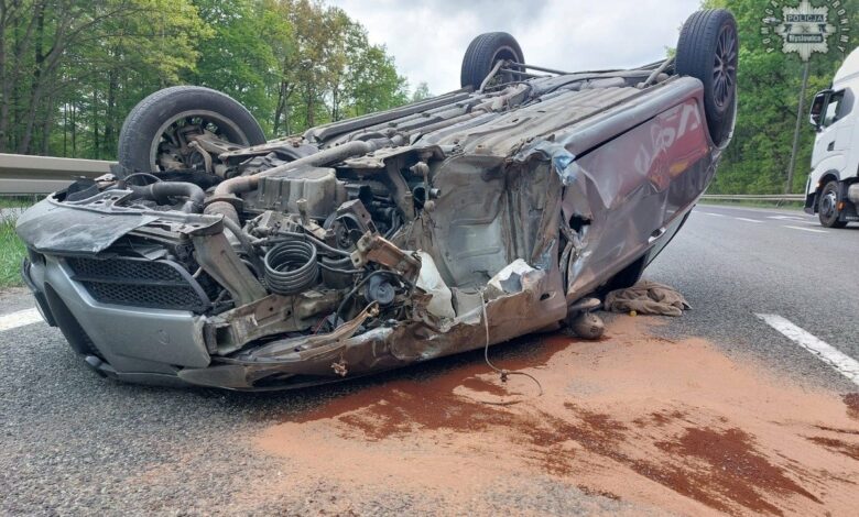 dachowanie na S1 samochód na dachu z urwaną cześcia zawieszenia