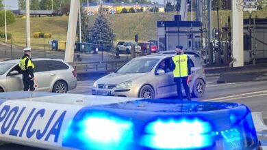 akcja Trzeźwość policjanci kontroluja samochód