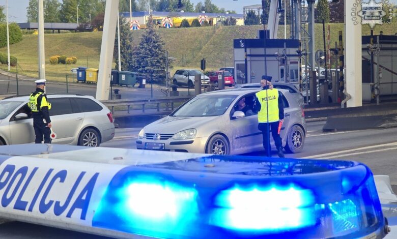 akcja Trzeźwość policjanci kontroluja samochód