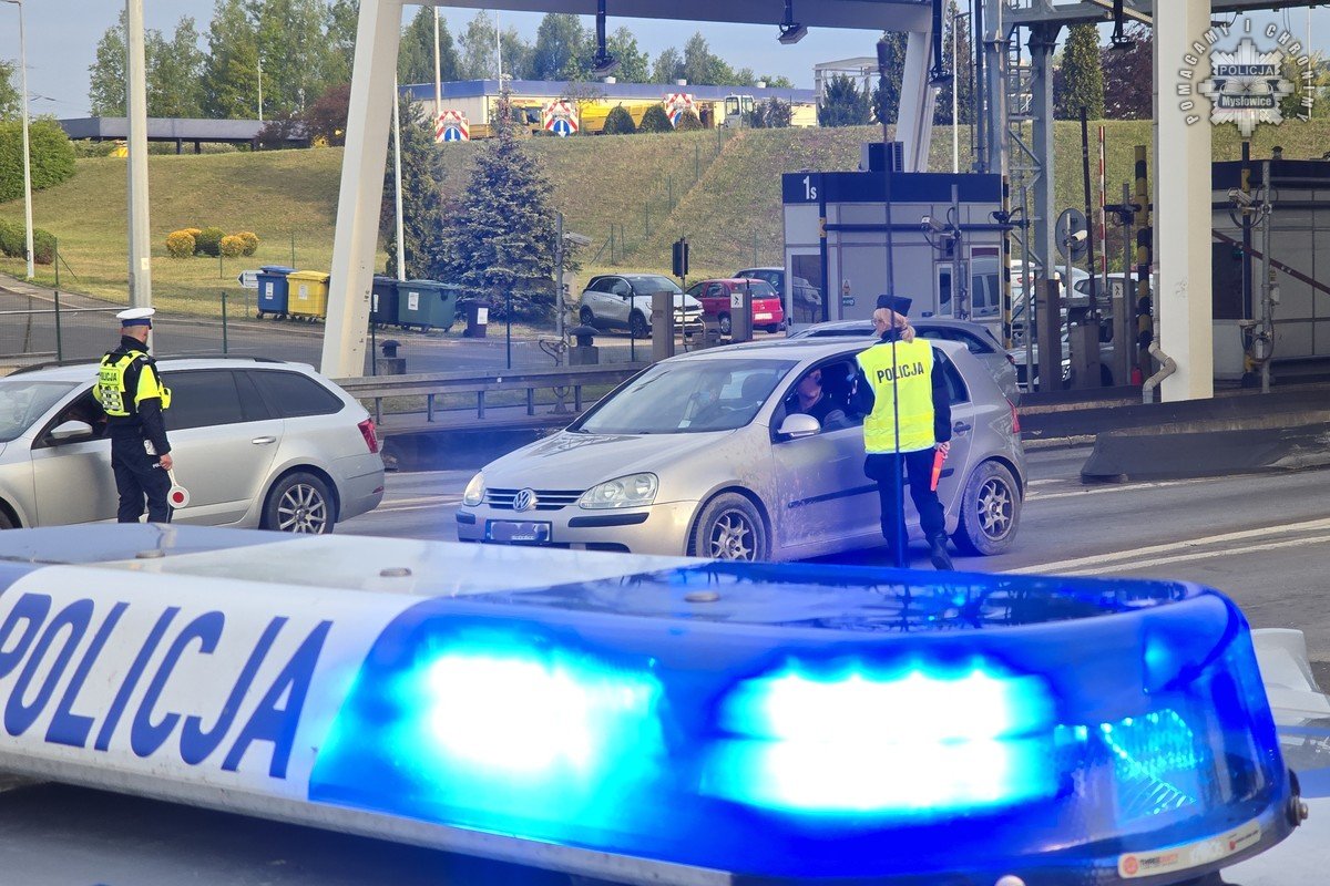 akcja Trzeźwość policjanci kontroluja samochód
