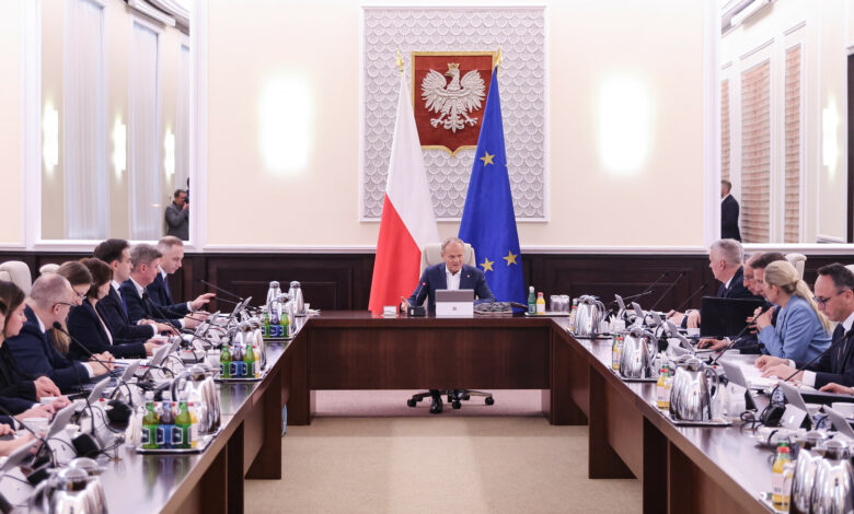 Posiedzenie rządu przy stole Donald Tusk i ministrowie