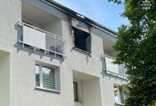 podpalenie mieszkania w Tychach - okno spalonego mieszkania w blku