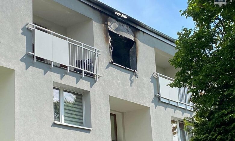 podpalenie mieszkania w Tychach - okno spalonego mieszkania w blku