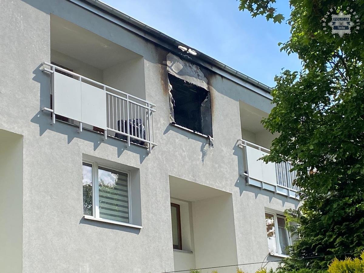 podpalenie mieszkania w Tychach - okno spalonego mieszkania w blku