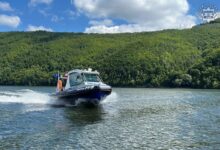 policyjni motorowodniacy - motorówka na jeziorze