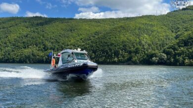 policyjni motorowodniacy - motorówka na jeziorze