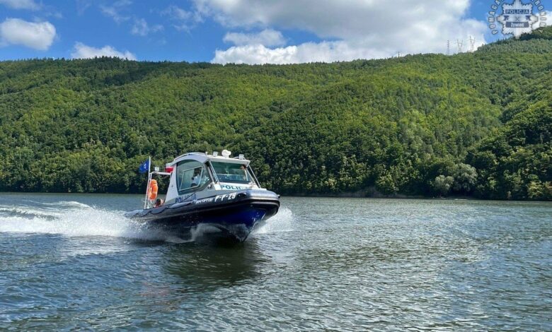 policyjni motorowodniacy - motorówka na jeziorze
