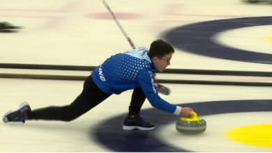 Katowice curling mężczyzna poruszający kamieniem na lodzie