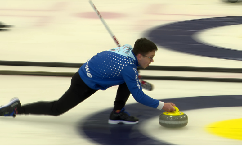 Katowice curling mężczyzna poruszający kamieniem na lodzie
