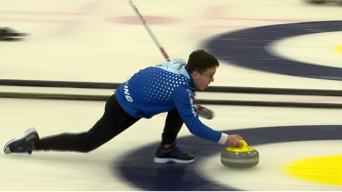 Katowice curling mężczyzna poruszający kamieniem na lodzie